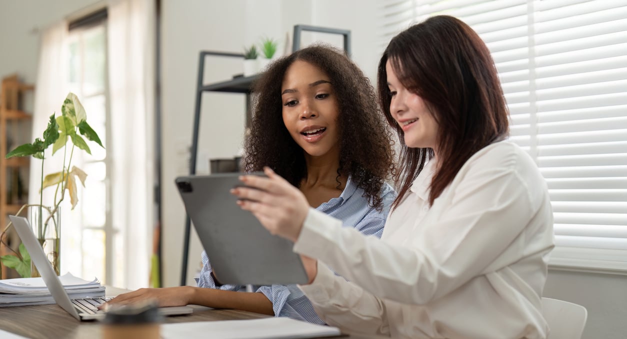 mulheres criando estratégia de ugc